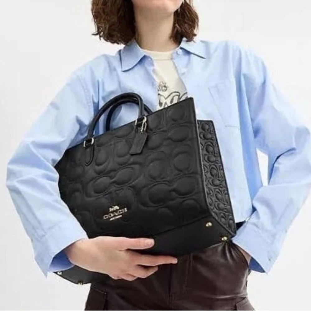 Cy672 Coach | Bags | Nwt Coach Maggie Tote Bag In Blocked Signature Leather ...